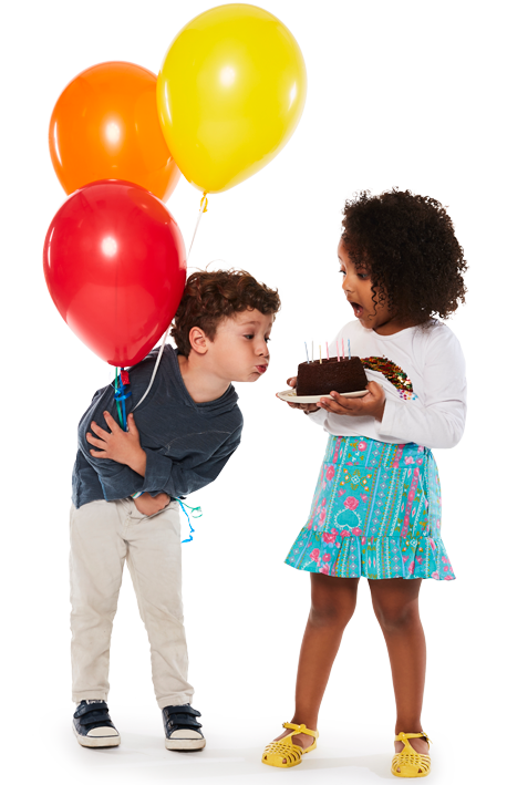 Crianças com balões coloridos e bolo de aniversário
