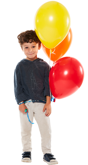 Menino segurando balões coloridos