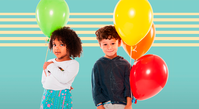 Crianças segurando balões de aniversário